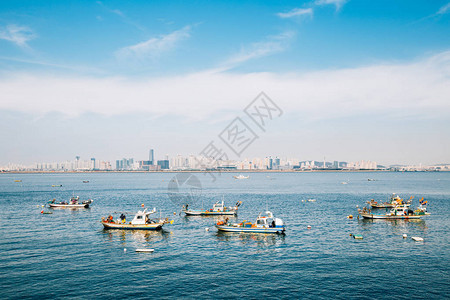 仁川城市景观和大海与来自韩国始华潮堤的渔船高清图片