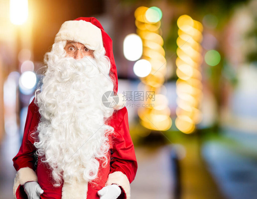 中年英俊男子穿着圣诞老人服装和胡子图片