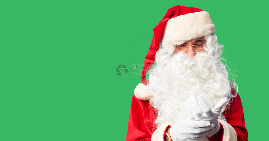 身着圣诞老人服装和胡子的中年英俊男子图片