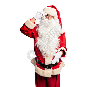 中年帅哥穿着圣诞老人服装和胡子站着不高兴地指着额头上的疙瘩图片