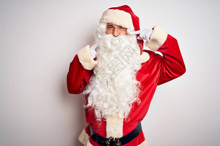 穿着圣诞老人服装的中年英俊男子站在孤立的白色背景上图片