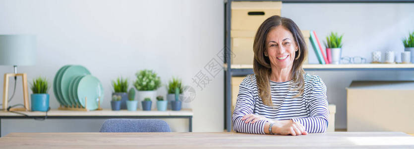 中年高龄女坐在家里的桌子上图片