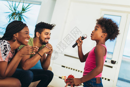 非裔美国人家庭在家里喜欢唱卡拉O图片
