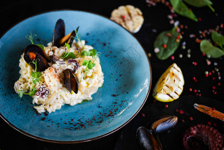 新鲜蔬菜和香草的美味海鲜烩饭章鱼虾贝壳鱿鱼和对虾混合特殊的图片