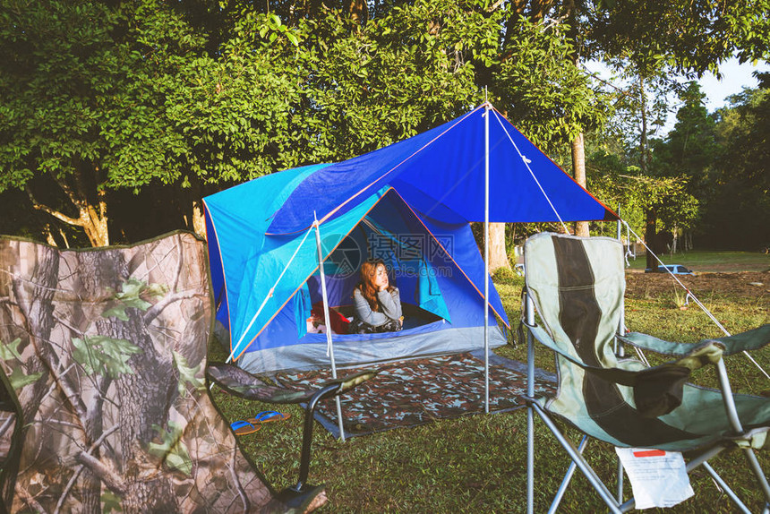 旅行在假期放松在山上露营露营的年轻女游客在丛林中的山上放松旅行图片