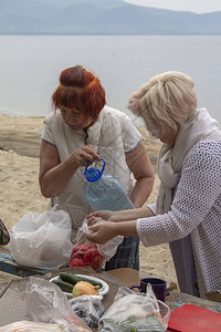 女朋友为在Baikal湖岸边准备烧烤准备材图片