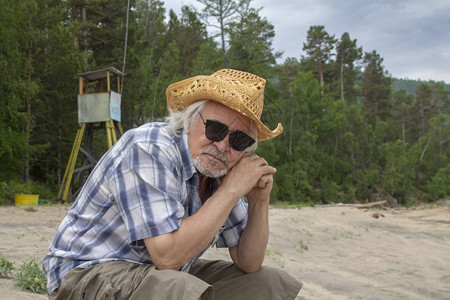 身戴帽子的老人在Baikal湖岸边气图片