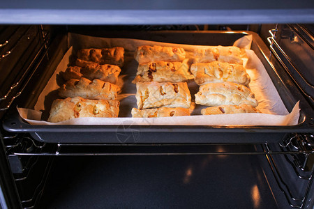 烤箱中烤面包板上的新烤面包图片