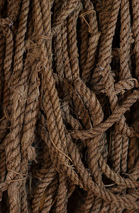 用于渔网的旧棕色绳索图片
