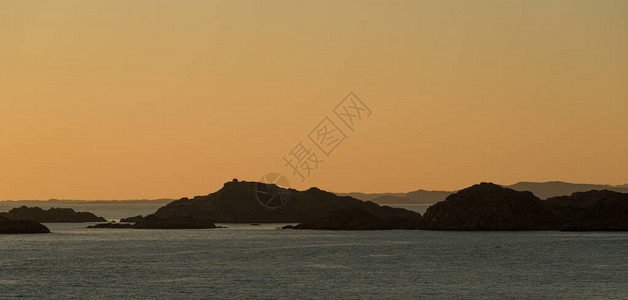 日落时海边陡峭悬崖的景色图片
