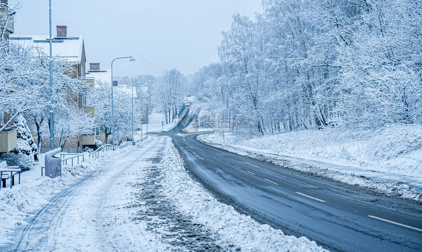 寒冷的日子道路已被雪清理干净图片