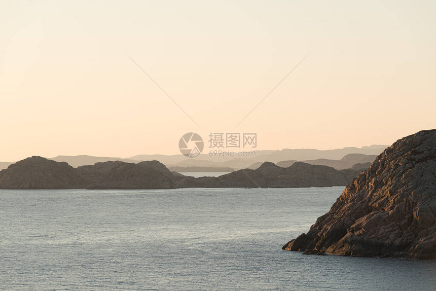 日落时海边陡峭悬崖的景色图片