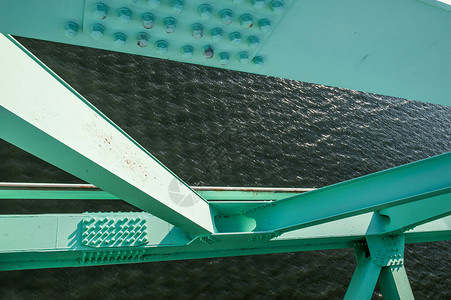 绿色桥梁的金属结构细节图片
