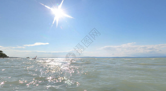 Balton湖蓝背背景图片