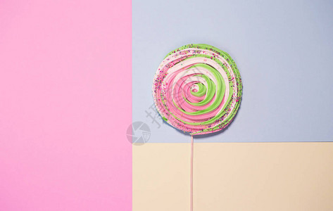 五颜六色的螺旋蛋白酥皮棒上五颜六色的背景节日和派对的概念极简风格图片