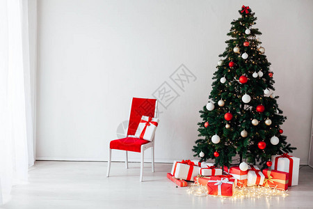 在房子内部装饰有礼物的圣诞树图片