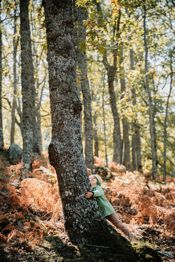 小女孩穿着羊毛帽在秋天的森林图片