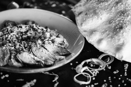 黎巴嫩鹰嘴豆泥配烤牛肉和石榴籽背景图片