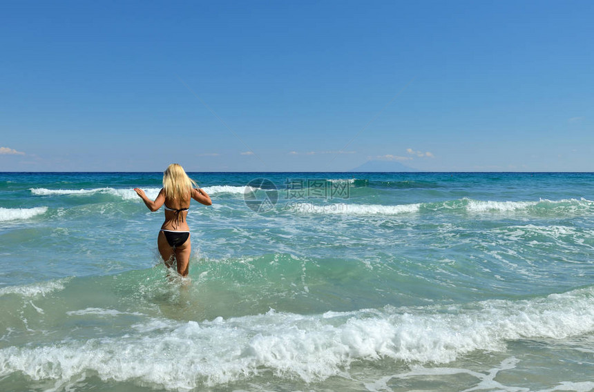 女孩在希腊塔索斯岛的海水中放松和游泳在图片