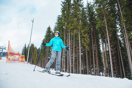 青年成女子滑雪冬季体育活图片