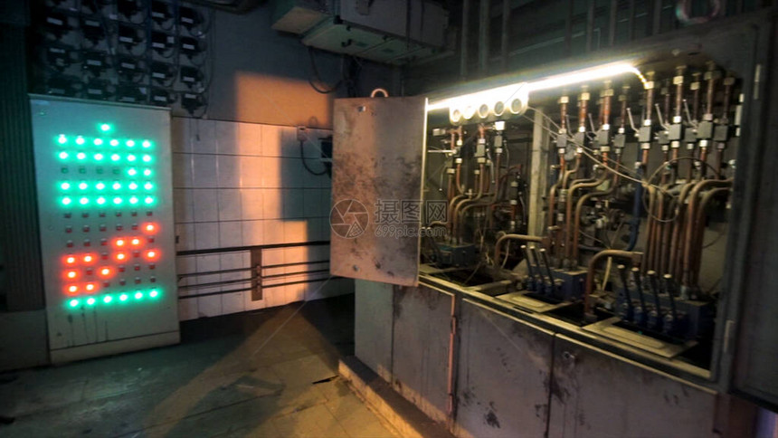 重工业厂的中央控制室操作室用纽扣和管子图片