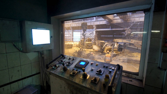 重工业厂房中央控制室带监视器的手术室碎片和在车间工图片