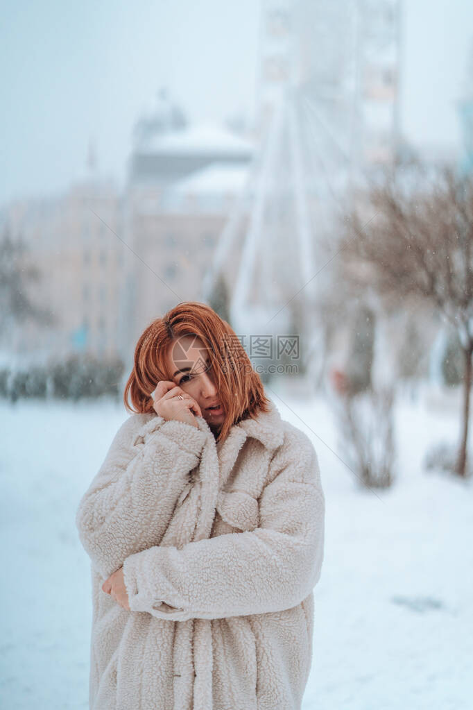 女人在寒冷的冬日下雪时图片