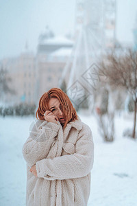 女人在寒冷的冬日下雪时图片