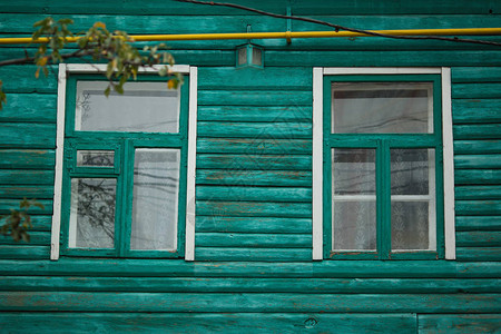 旧木屋正面的窗户图片