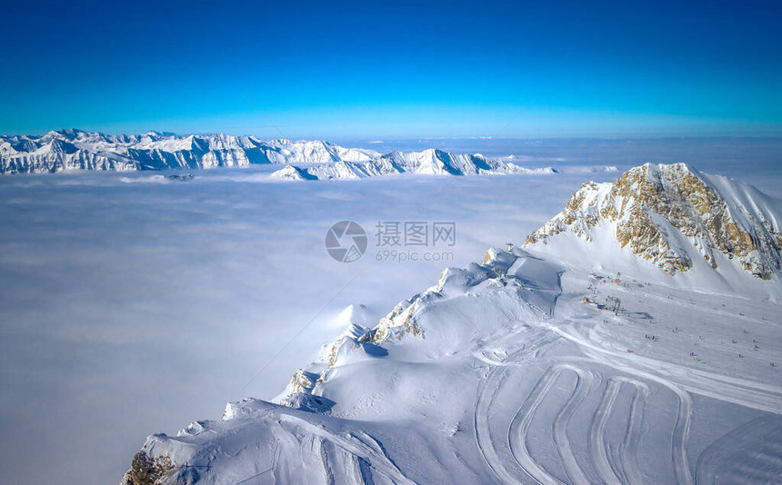 奥地利阿尔卑斯山霍赫陶恩公园Kaprun滑雪度假胜地上的Kitzsteinhorhorn山顶有雪覆盖斜坡和蓝天图片