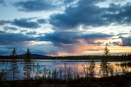 俄罗斯科拉半岛北部的夏夜景观白夜湖泊森林和美丽的云图片