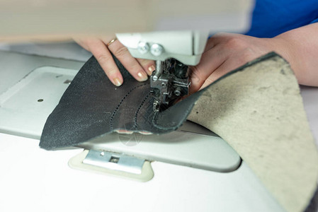 缝纫机上的缝纫鞋过程制鞋生产图片