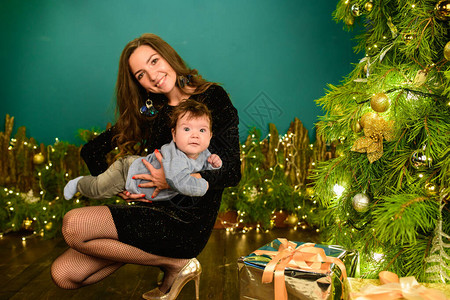 圣诞节和母亲的概念圣诞节和人的概念母亲和婴儿的礼物在圣诞节上图片