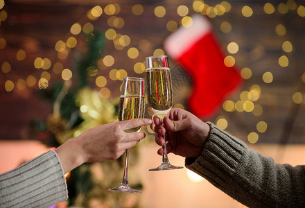 干杯圣诞派对庆祝爱花时间在一起男人敬酒香槟女人家庭周末彼此相爱热恋中的情侣圣诞节快乐新背景图片