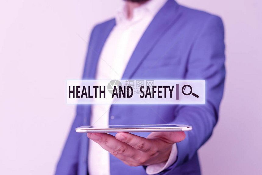概念手写显示健康和安全问题概念意指旨在防止事故的规定和程序身穿蓝色套装和白衬衫的图片