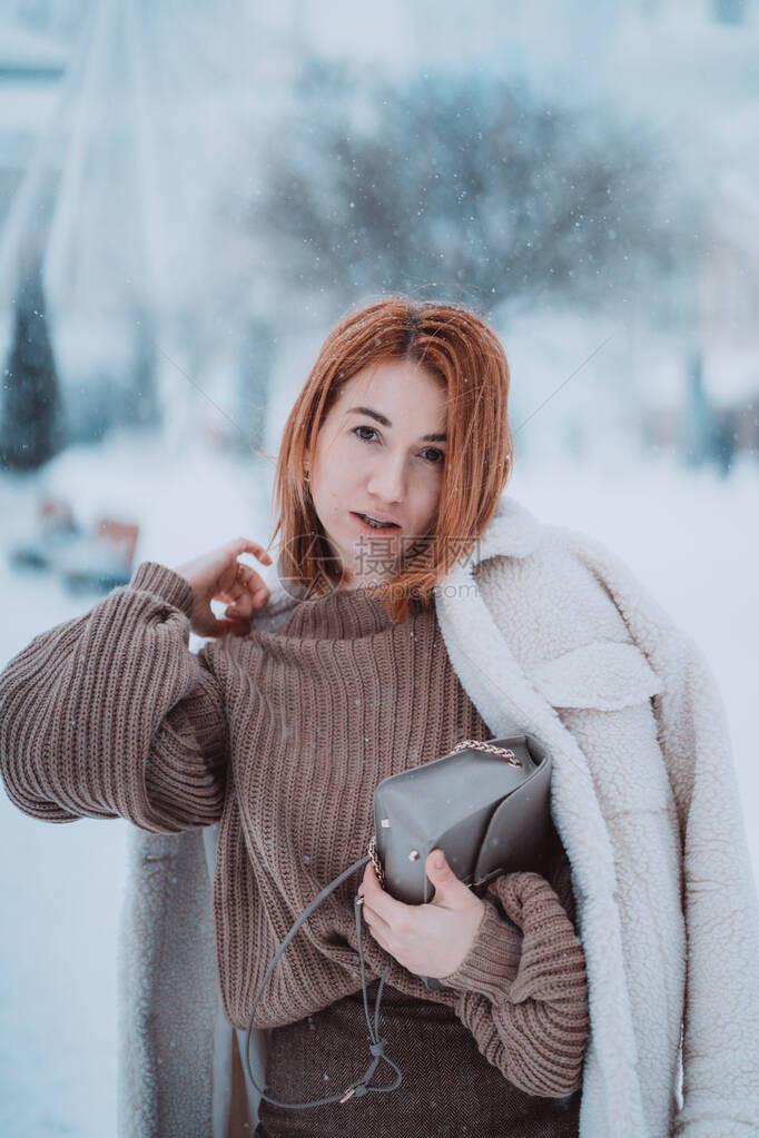 女人在寒冷的冬日下雪时图片