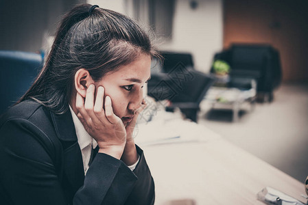 亚洲女商人因辛勤工作而感到紧张图片