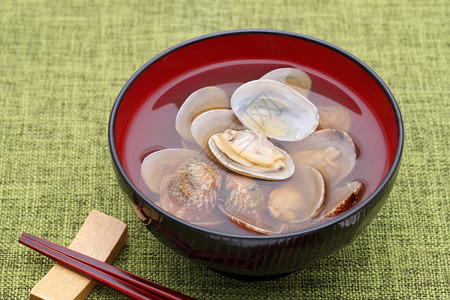 日式酱油汤配阿莎丽蛤蜊放在桌上的碗里图片