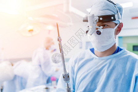 脊柱手术外科医生用手术设备在手术室展示多轴螺钉椎板切除术脊柱固定系图片