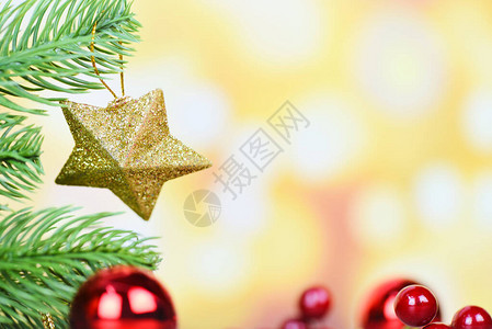 松树的圣诞球和金星装饰图片