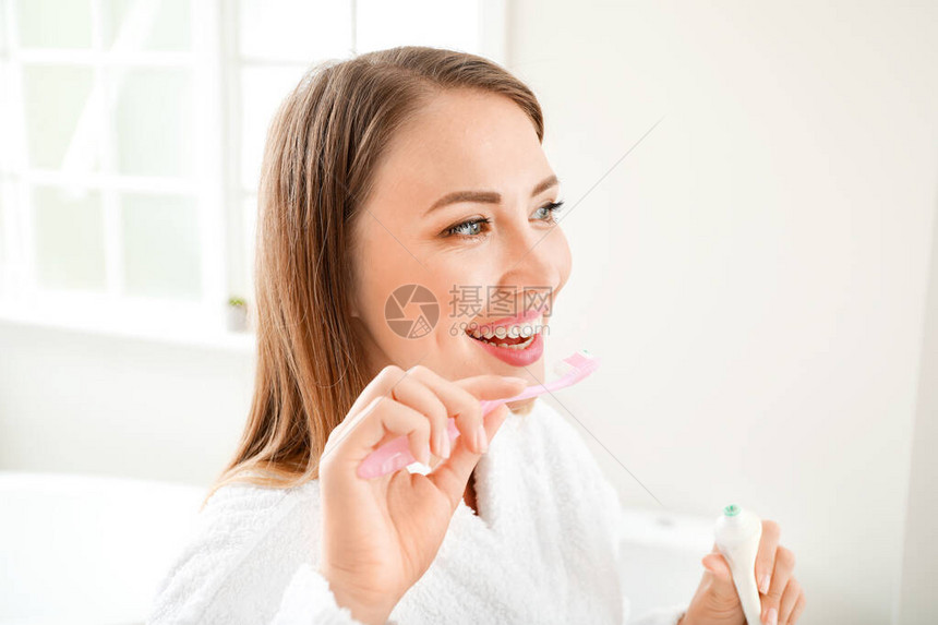 在浴室刷牙的女人图片