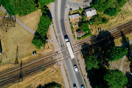 道路上的鸟瞰图汽车被森林包围图片