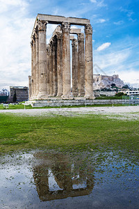 希腊雅典一整片水流中反映的奥林山宙斯寺奥利皮或图片