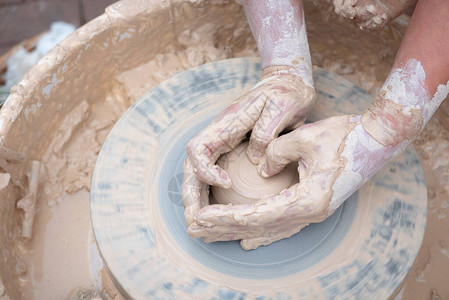 陶工在陶轮上制作粘土图片