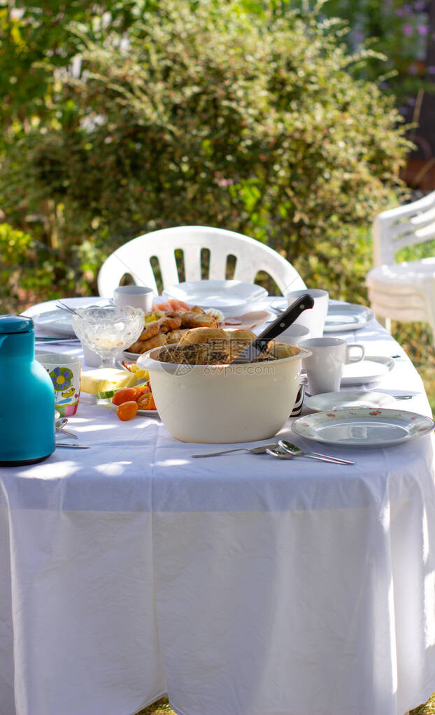 白桌布户外春或夏日临时花园派对为午餐晚图片