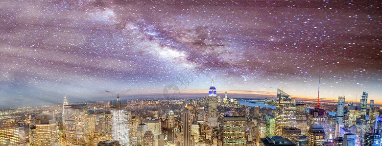 曼哈顿令人惊叹的全景夜空中天线星光之夜和牛奶般的天空从图片