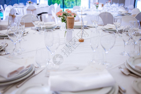 有花装饰的一张白色婚礼餐桌图片