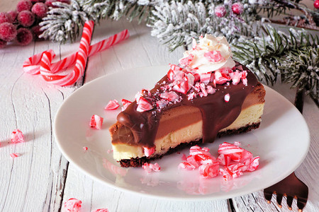 圣诞糖果甘蔗巧克力芝士蛋糕有白色木头背图片