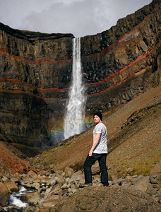 游客在冰岛观看Hengifoss瀑布是冰岛第三高的瀑布图片