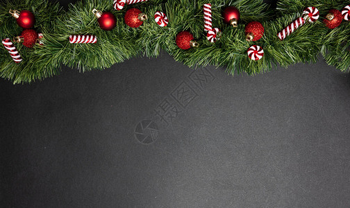 圣诞装饰Xmas球红色和黑色灰背景的firtwig复制图片